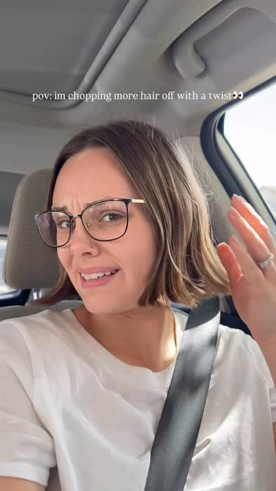 Did something different this time :) thank you @lindseymardell.hair for helping me out, it looks so good! 💇♀️💕
#hairreveal #haircut #hairtransformation #shorthair #californiammakeupartist